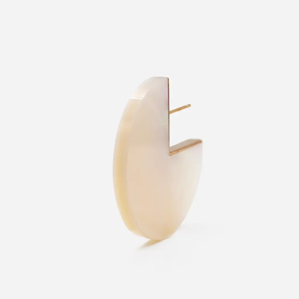 Januka_Slice Earring 26mm Shell S 2.webp