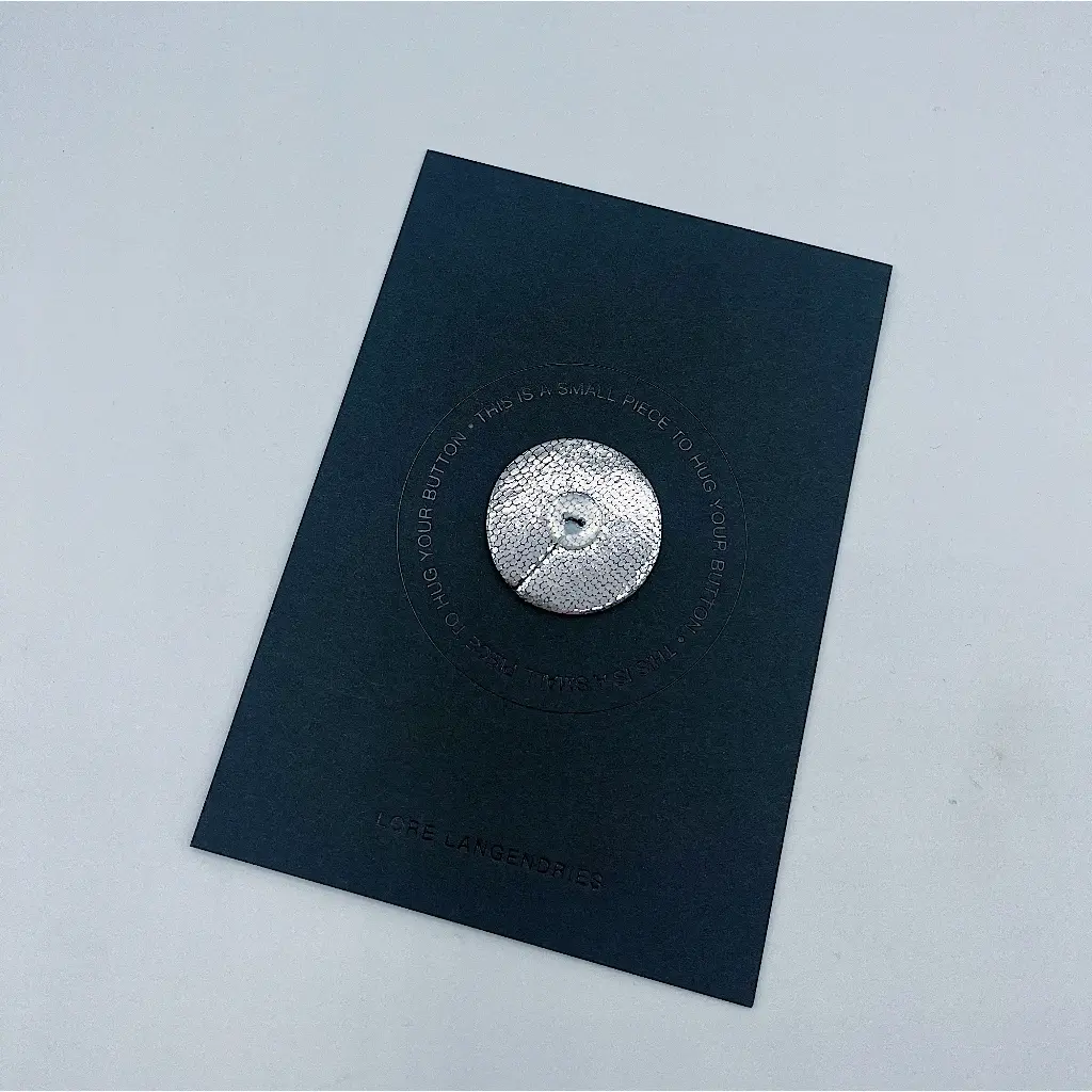 BUTTONHUG Lore Langendries