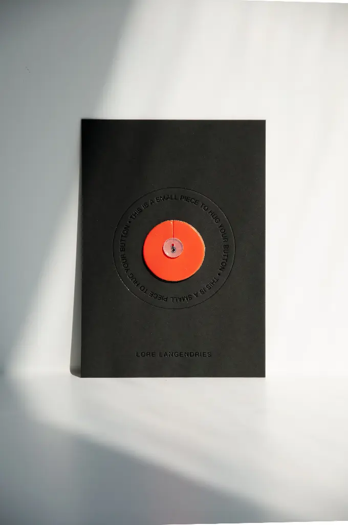 BUTTONHUG Lore Langendries