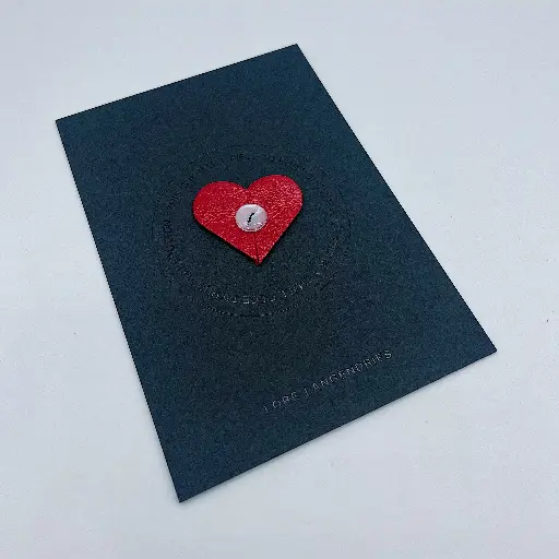 [B32.1 rood] BUTTONHUG Lore Langendries 