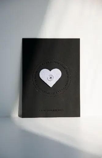 [B32.1 wit] BUTTONHUG Lore Langendries