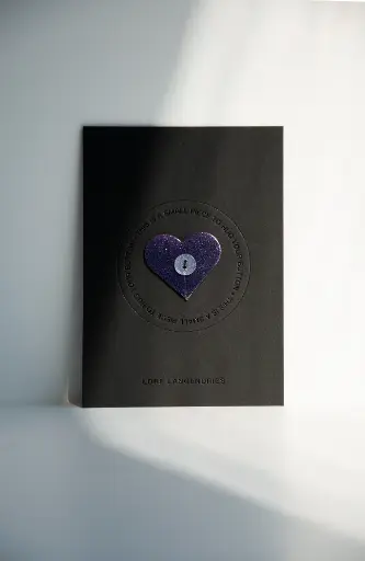[B32.1 donkerpaars] BUTTONHUG Lore Langendries