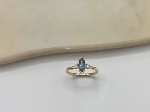[R1.18kt.68] RING LASSO 18kt Yellow Gold & Topaz & Brilliant