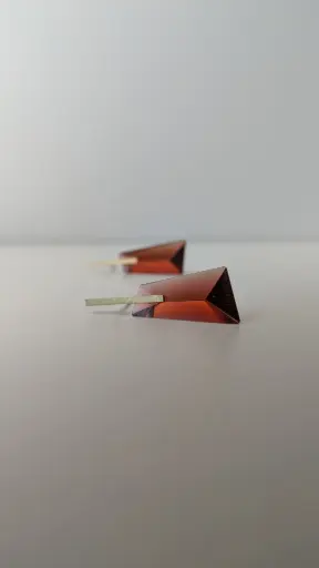 [O17.2 garnet] EARRINGS Ans Houben O17.2
